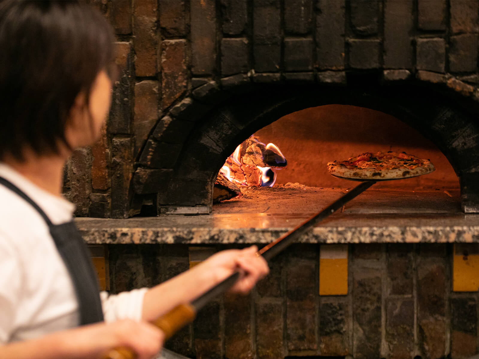 石窯で焼く本格ピッツァは必食確定